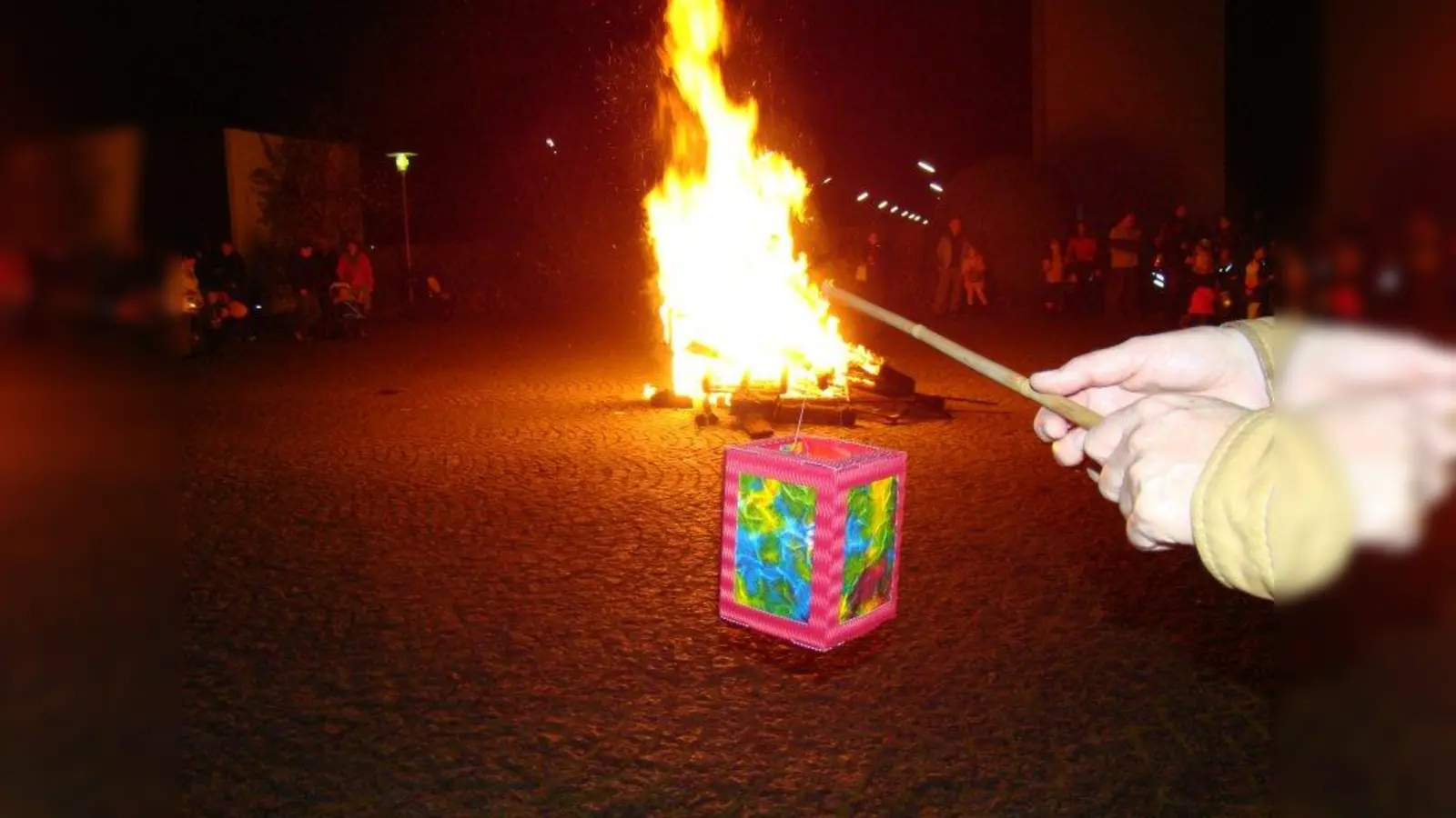 Laterne vor Martinsfeuer. (Foto: pst)