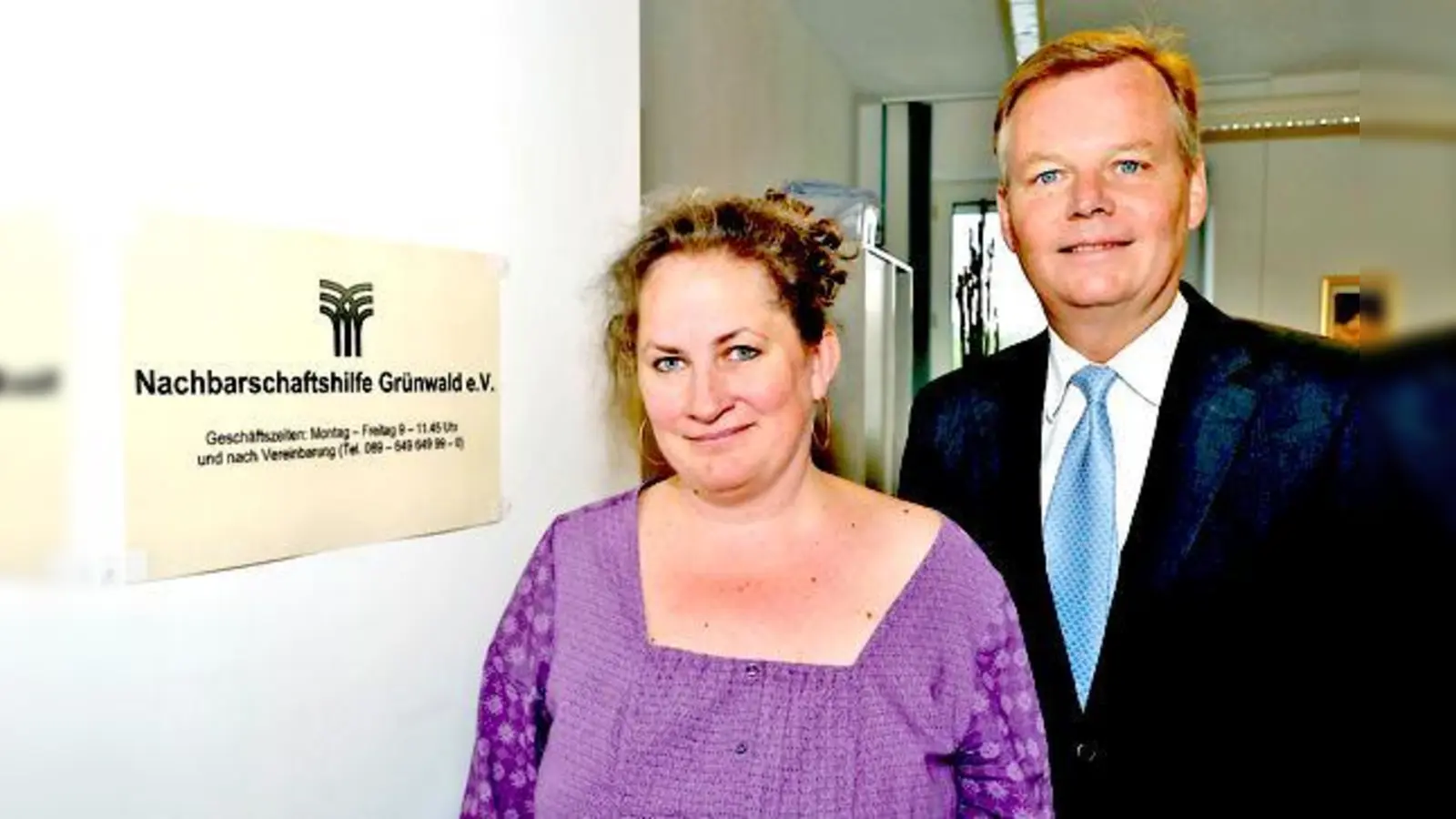 Sabine Denk von der NbH und Bürgermeister Jan Neusiedel freuen sich, dass jetzt einmal im Monat eine Elternsprechstunde stattfinden kann. 	 (Foto: Schunk)