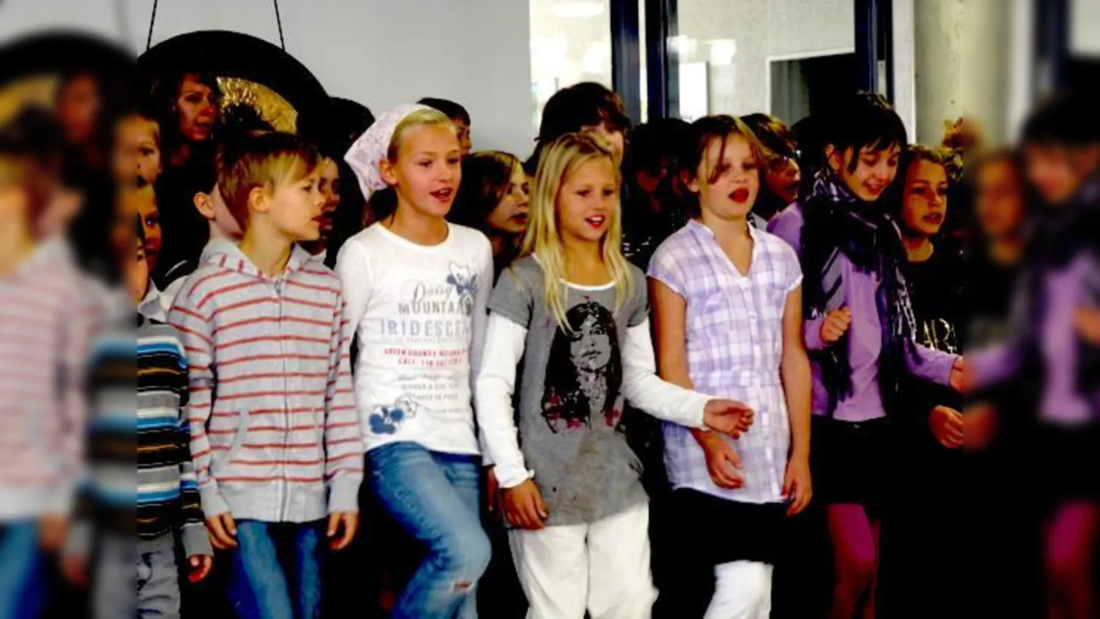 Die Kinder sangen beim Schulfest die neue Schulhymne von Nathalie Parisot.	 (Foto: hw)
