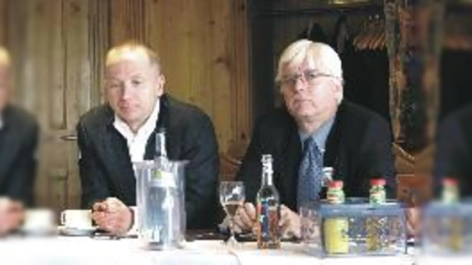 Der EHC-Manager und seine rechte Hand: EHC-Präsident Jürgen Bochanski (rechts) stellt Operation Manager Markus Schrör vor. (Foto: nan)