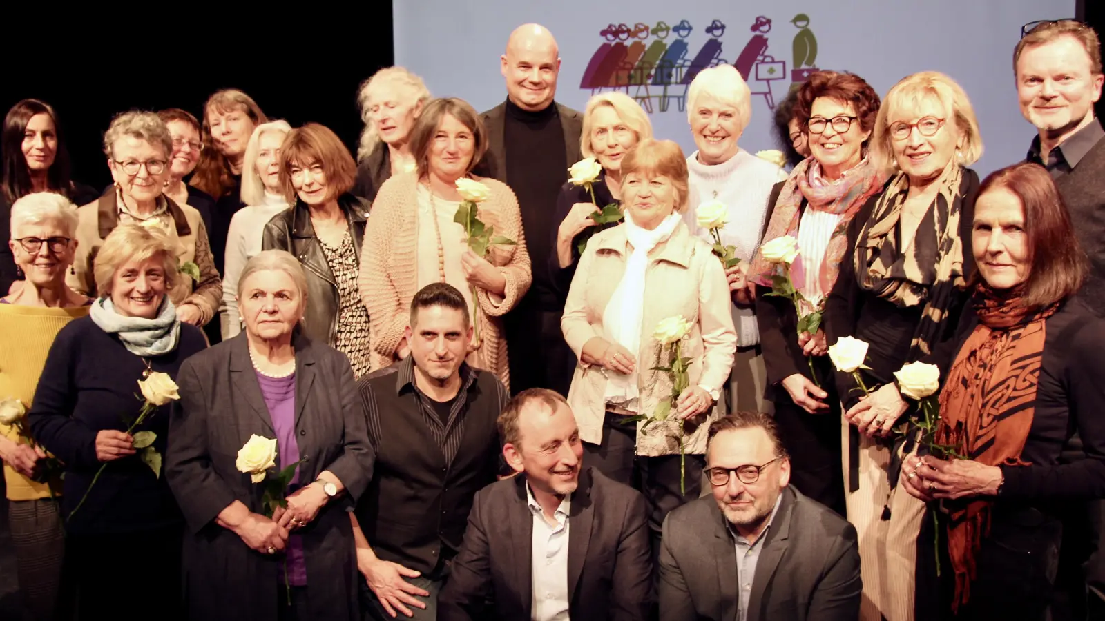 Zum 20jährigen Bestehen bekamen die 23 Kulturschwestern und drei Kulturbrüder die Bayerische Ehrenamtskarte überreicht. Vorn v.r. Kulturreferrent Anton Biebl und Frank Przybilla, hinten Mitte Stefan-Maria Mittendorf. (Foto: us)