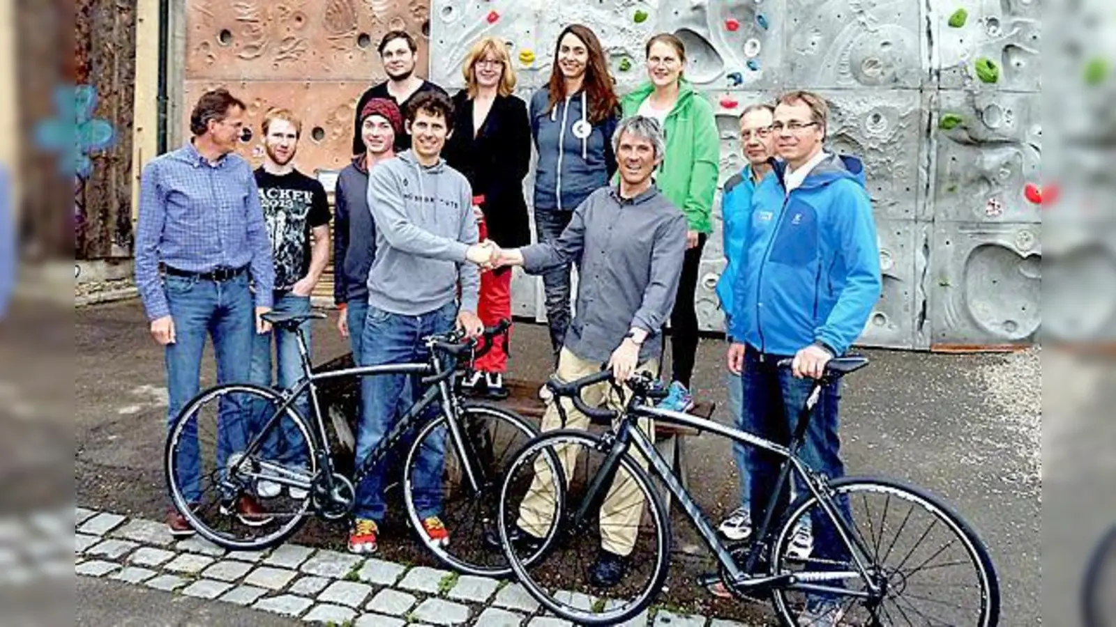 Die Markt Schwabener Alpinisten freuen sich über zwei neue Radl.	 (Foto: DAV)