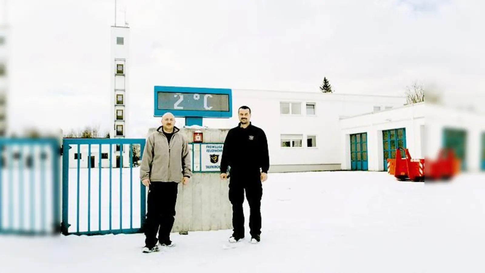 Die Gemeinde will die Floriansjünger nicht in der Kälte stehen lassen und sucht nach Wegen, den Bau der neuen Werkstatthalle zu ermöglichen. Zugführer Michael Huber und 2. Vorsitzender Jochen Schendel hoffen das Beste.   (Foto: nia)