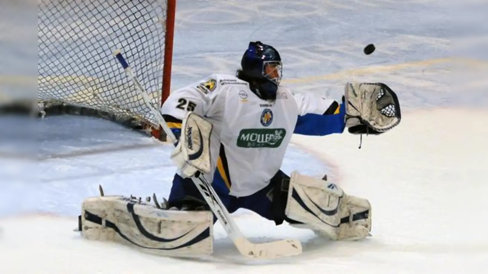Im Kasten ist alles klar: In der neuen Saison werden die bewährten Keeper Sebastian Elwing (Foto) und Joey Vollmer das EHC-Tor hüten.	 (Foto: Heike Feiner)