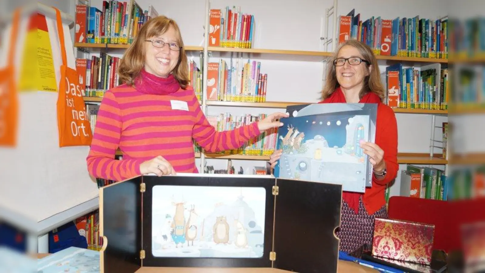 Judith Richter (links) und Rosmarie Gaupmann mit dem Bilderbuchtheater. (Foto: pst)