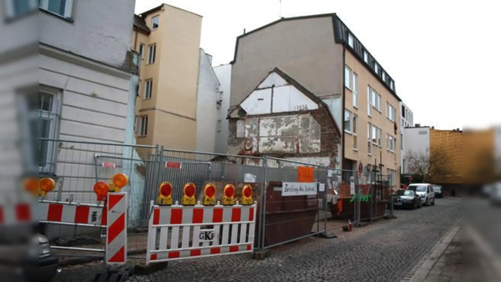 Jeden Freitag treffen sich die Anwohner am ehemaligen Uhrmacherhäusl in Obergiesing zur Mahnwache. Die Stadt will das Gebäude möglichst wieder aufbauen.	 (Foto: js)