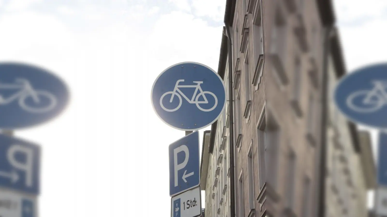 Das blaue Rad-Schild bedeutet „Pflicht”: Radfahrer müssen hier den Radweg benutzen und haben auf der Fahrbahn nichts verloren. (Foto: job)