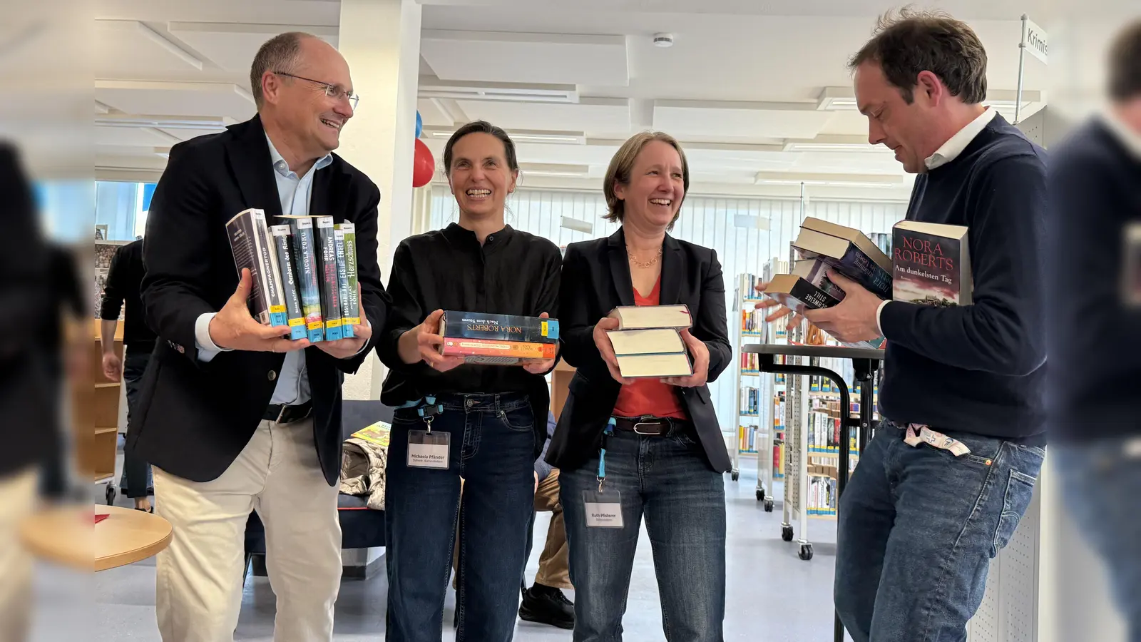 Lesestoff für Bürgermeister Christian Schiller, Michaela Bänder, Ruth Pfisterer-Peschke und Hans-Hermann Weinen (v.l.). (Foto: pst)