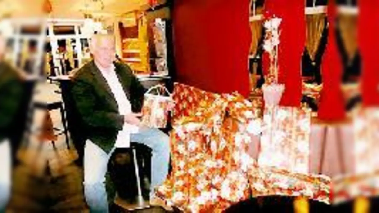 Auch letztes Jahr konnte Klaus Heun, Vorsitzender von »Grünwald hilft« dank Ihrer Hilfe viele Päckchen für Kinder in Not packen. Helfen Sie auch dieses Jahr wieder fleißig mit!   (Foto: Privat)