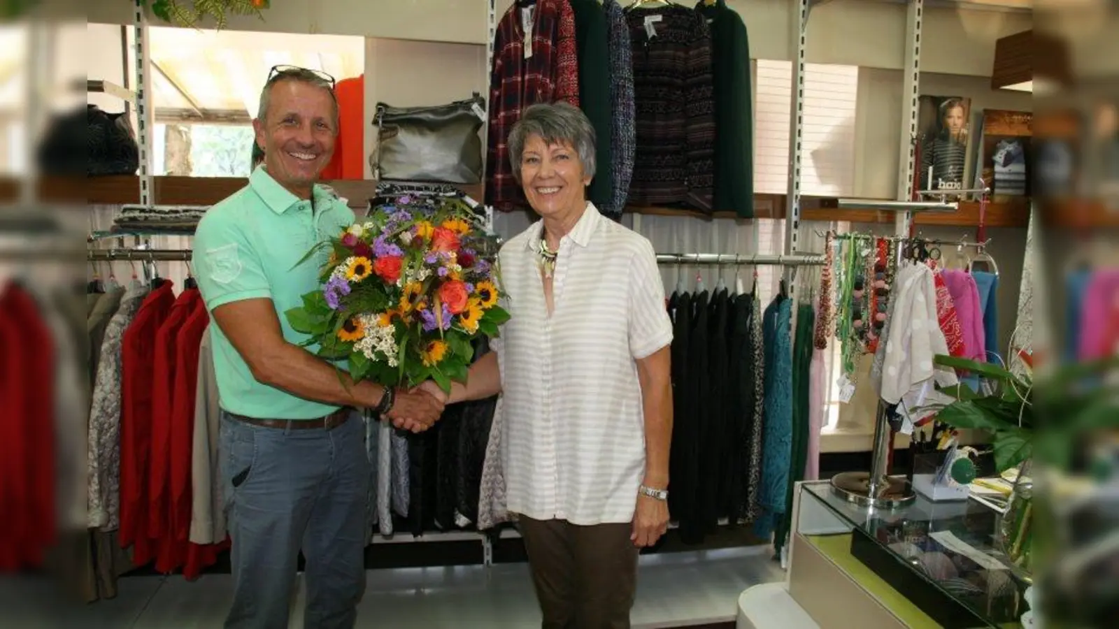 Herzlichen Glückwunsch zum 70.! Dieter Schneider (Münchner Wochenanzeiger) gratuliert Renate Schreiner. (Foto: mh)