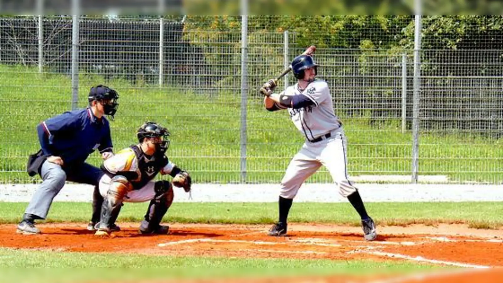 Jakob Lipke am Schlag für die Caribes, dahinter Haars Catcher Wolfgang Schulz und Schiedsrichter Mitch Stephan.	 (Foto: Verein)