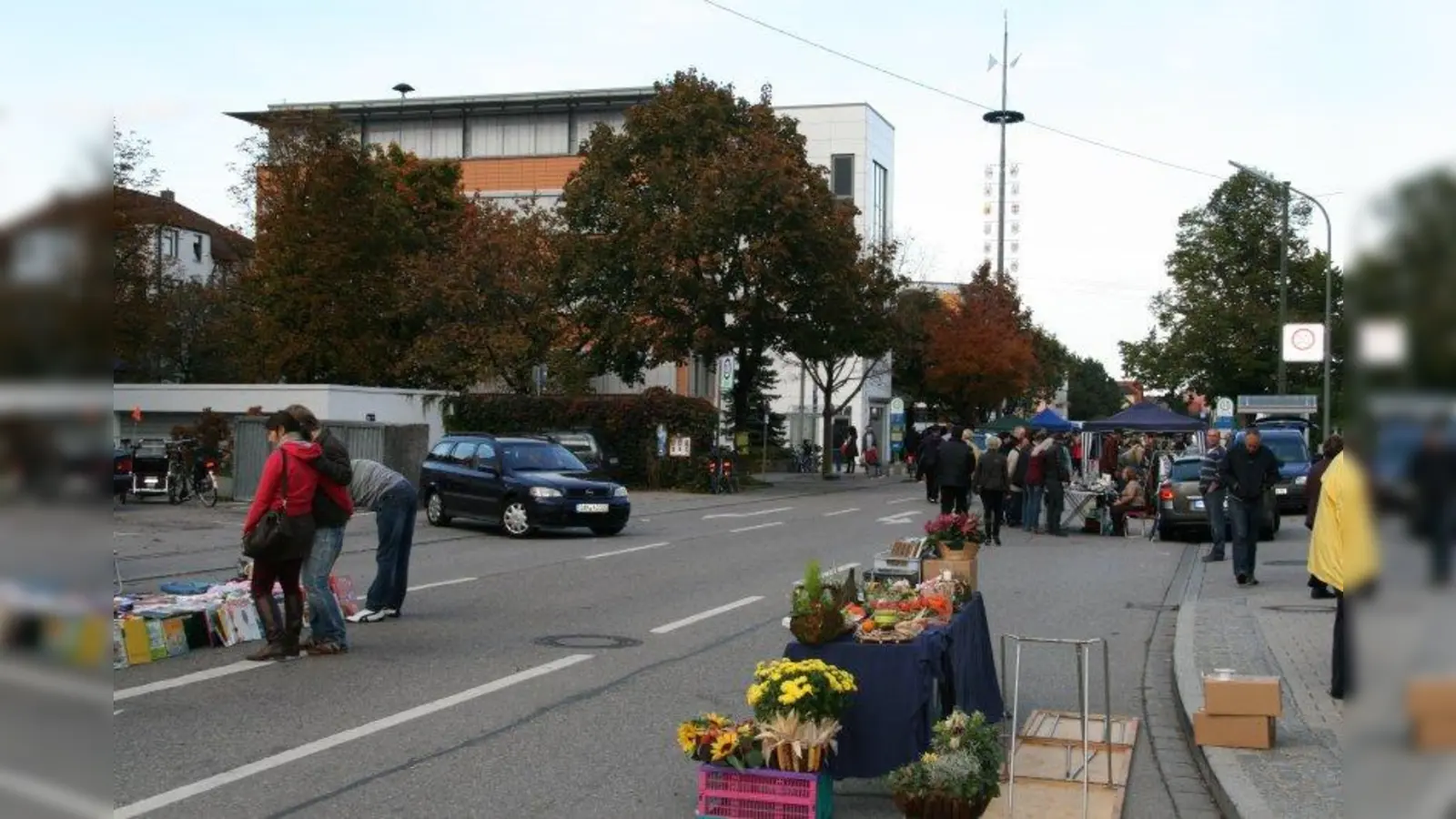 Neben dem Erwerb frischer Produkten aus der Region, ist auf dem Flohmarkt auch der Verkauf nicht mehr benötigter Gegenstände möglich. (Foto: bk)