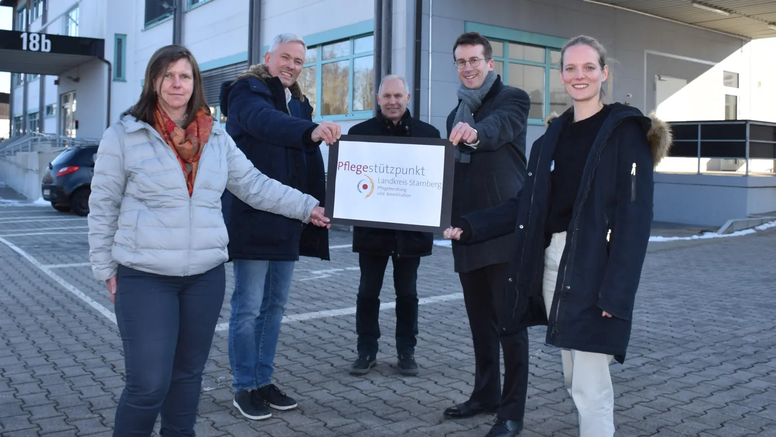 Der Pflegestützpunkt soll eine echte Hilfe sein. Den Startschuss geben Annette Schubert (von links), Marcus Effertz, Friedrich Büttner, Stefan Frey und Henrike Pott. (Foto: Susanne Hauck)