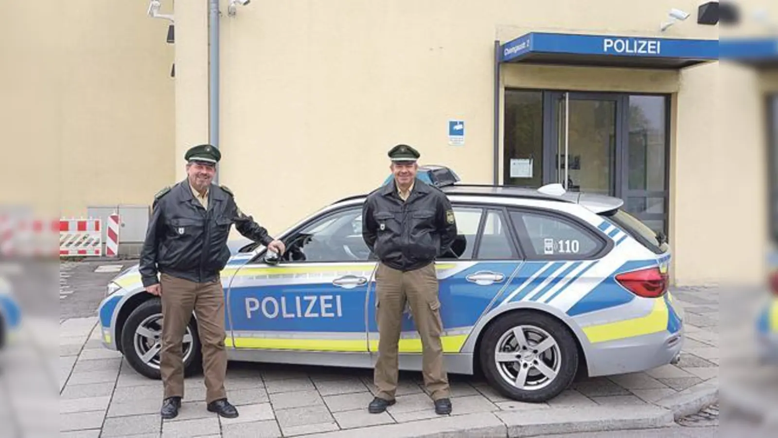 Polizeihauptkommissar Dieter Heumann und Polizeioberkommissar Werner Staude (v. l.) von der PI 23 in der Chiemgaustraße vor einem der neuen Polizei-Einsatzfahrzeuge, die jetzt in Blau und Neongelb gekennzeichnet sind. 	 (Foto: Heike Woschée)