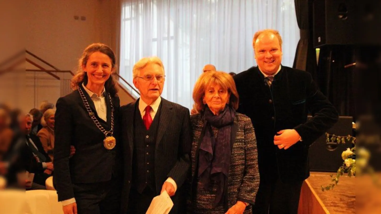 „Ich hätte niemals gedacht, dass unsere Idee von damals so hohe Wellen schlagen würde. Es ist berührend, wie viele Unterstützer wir gefunden haben, so Friedrich Schreiber (2.von rechts) mit den Festrednern Bürgermeisterin Uta Wüst, Charlotte Knobloch von der Israelitischen Kultusgemeinde und Landrat Christoph Göbel (von links). (Foto: us)