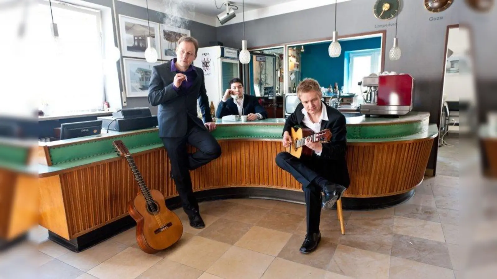 &amp;quot;Alegrías&amp;quot; bedeutet übersetzt &amp;quot;Freude&amp;quot;. Genau diese Spielfreude zeichnet das Alegrias Guitar Trio aus. Die Musiker stehen in der Pasinger Fabrik auf der Bühne. (Foto: Dimitri Lavrentiev)