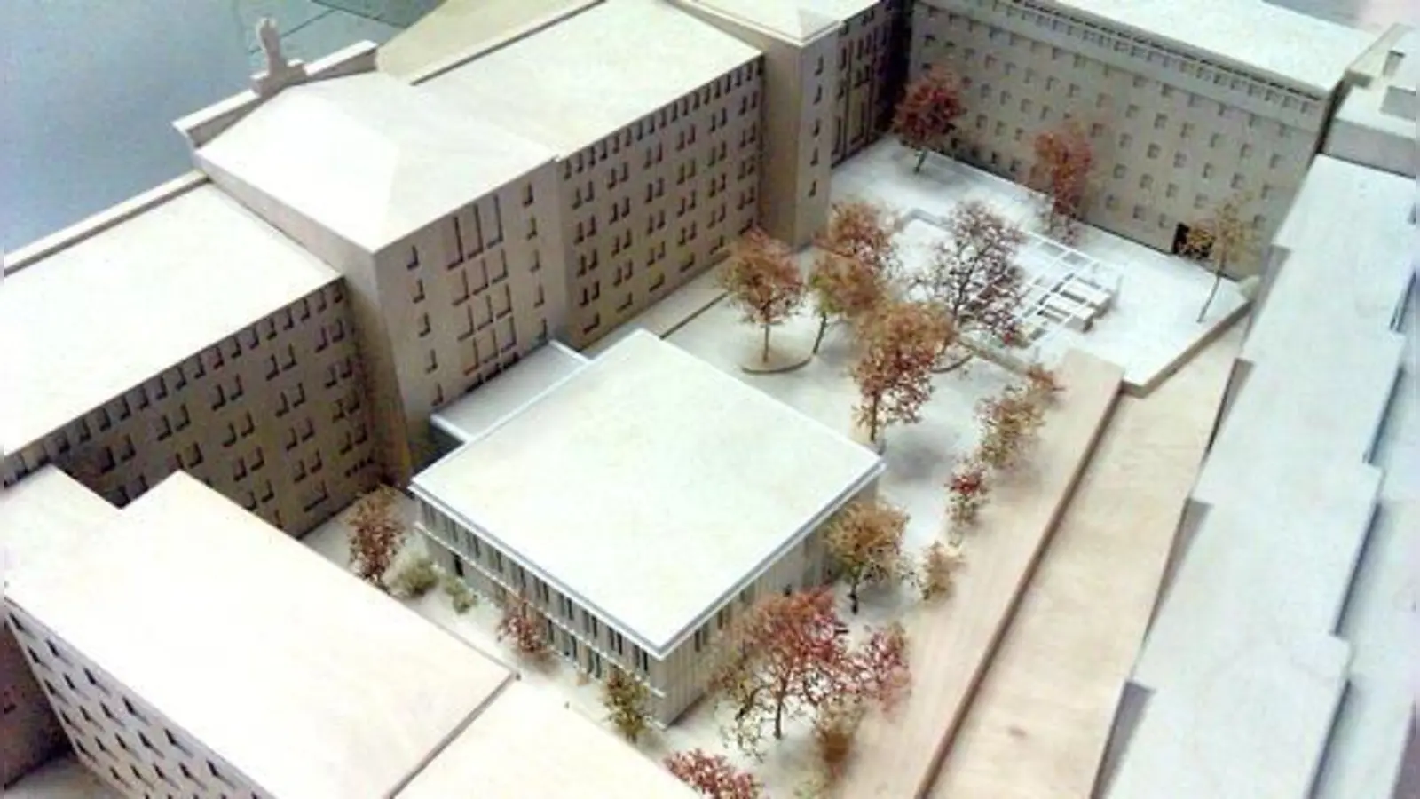 Im Verwaltungsgebäude der Regierung von Oberbayern stehen umfassende Baumaßnahmen an. Im Modell sind die Pläne bereits umgesetzt.	 (Foto: ROB)