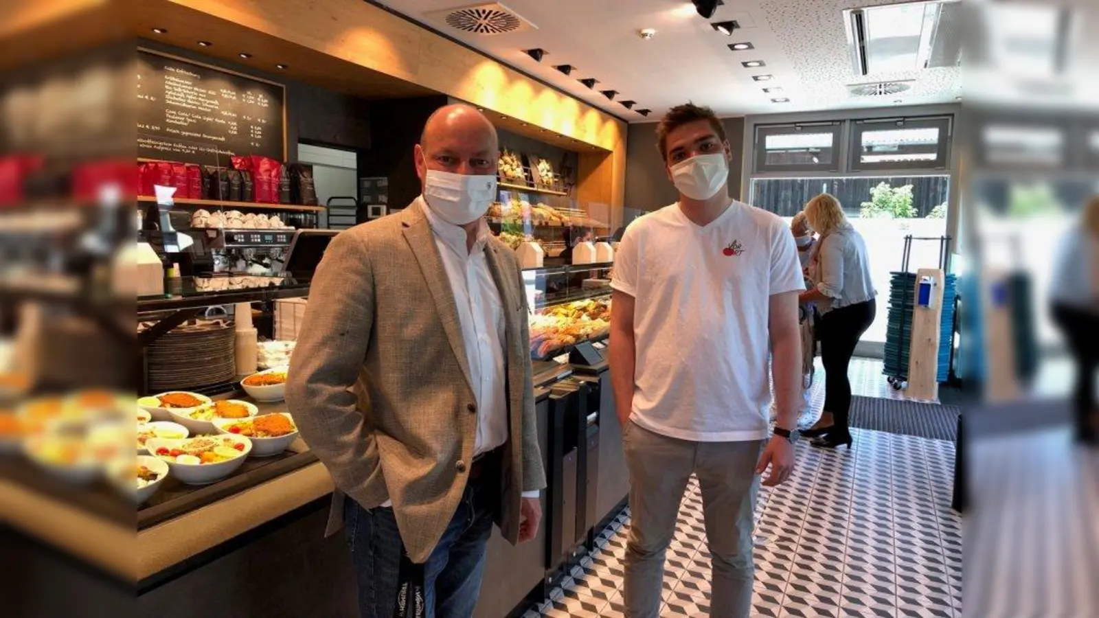 Bürgermeister Hermann Nafziger (links) zu Besuch im Café Vorort mit Josef Hrasky. Das Team im Café freut sich, dass die Geschäfte wieder gut anlaufen. In den vergangenen Wochen waren Einbußen von rund 70 Prozent zu beklagen. (Foto: Gem)