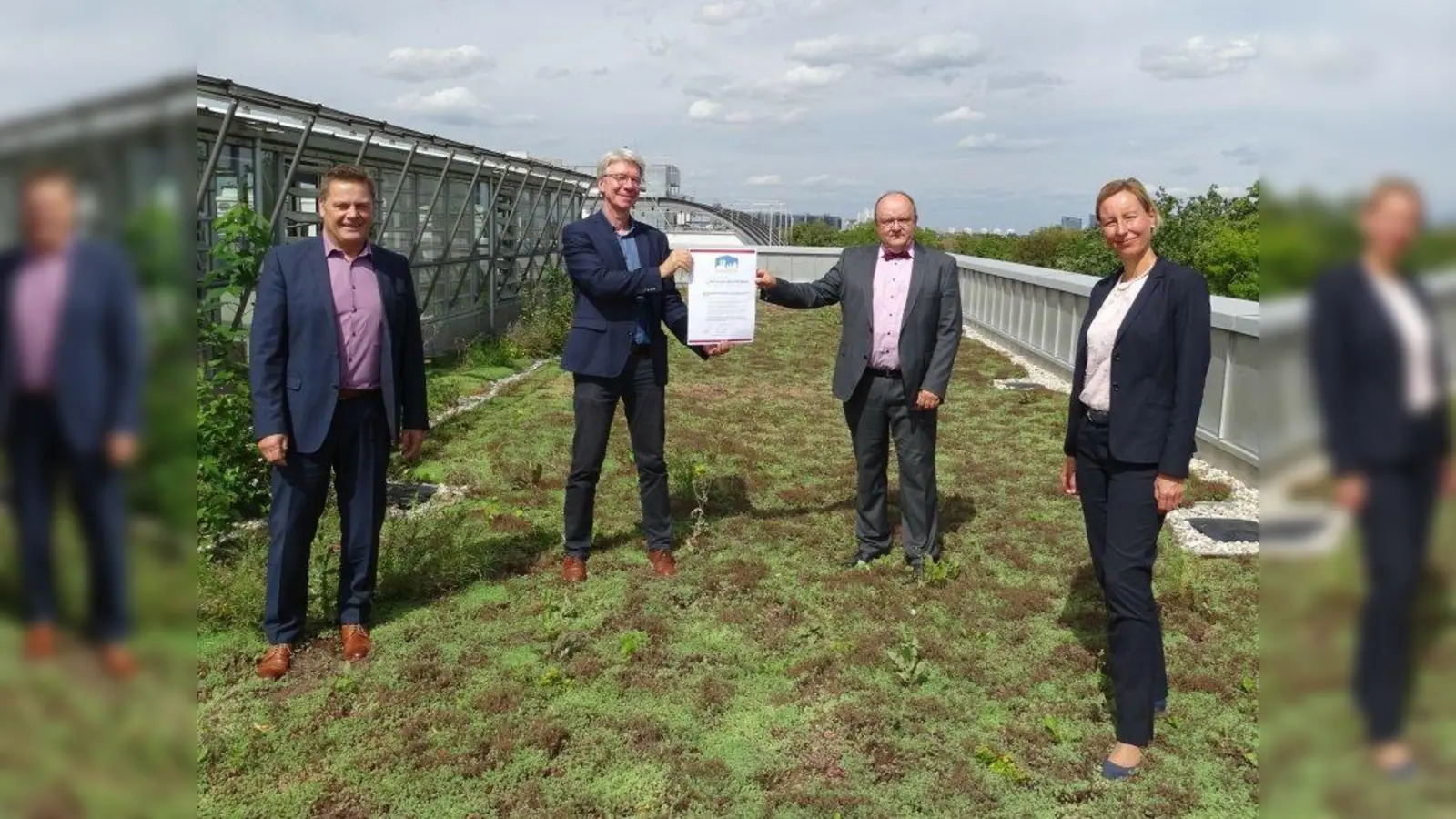 Dem Geschäftsführer Siegfried Benker (2. von links) gratulierten die Vorstände der Kommunalen Altenhilfe Bayern (von links): Ulrich Gräf, Prof. Dr. Alexander Schraml sowie Eva v. Vietinghoff-Scheel. (Foto: Münchenstift GmbH)