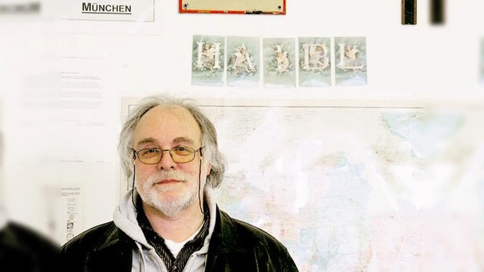 Der Raritätensammler Haidl unter einer Rarität: Den Engelspostkarten aus Amerika.  (Foto: A. Boschert)