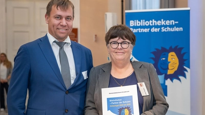 Büchereileiterin Sabine Dunker nahm das Gütesiegel persönlich in der Bayerischen Staatsbibliothek in München entgegen. Grasbrunns Erster Bürgermeister Sebastian Stüwe würdigte die Arbeit der Gemeindebücherei. (Foto: Johannes Kiefer)