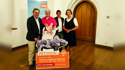 Im Einsatz für die Tiere (von links): Bezirksdirektkandidat Rolf Beuting, Landtagsdirektkandidatin Agnes Edenhofer, Spitzenkandidatin Agnes Becker und die Peitinger Markträtin Marion Gillinger warben in Schongau für die ÖDP-Petition und mehr Tierschutz in Bayern. (Foto: Markus Kunzendorf)