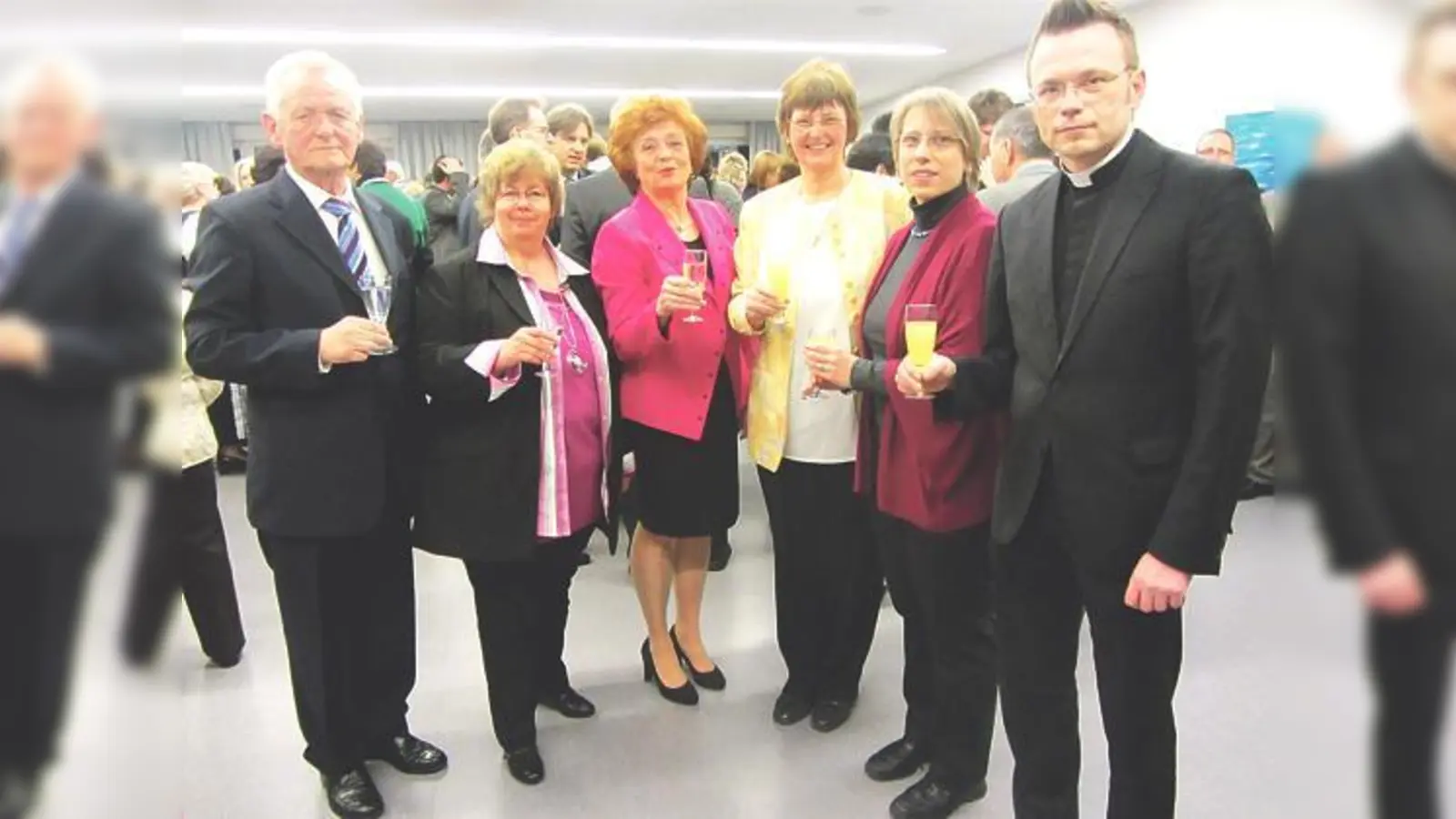 Auf das Jahr stießen an (v. r.): Pfarrer Kampe, die evangelische Pfarrerin Martina Buck, Gönke Klar vom evangelischen Kirchenvorstand, Bürgermeisterin Ziegler, die stv. Pfarrgemeinderatsvorsitzende Alexa Wolff und Peter Benthues. 	 (Foto: VA)