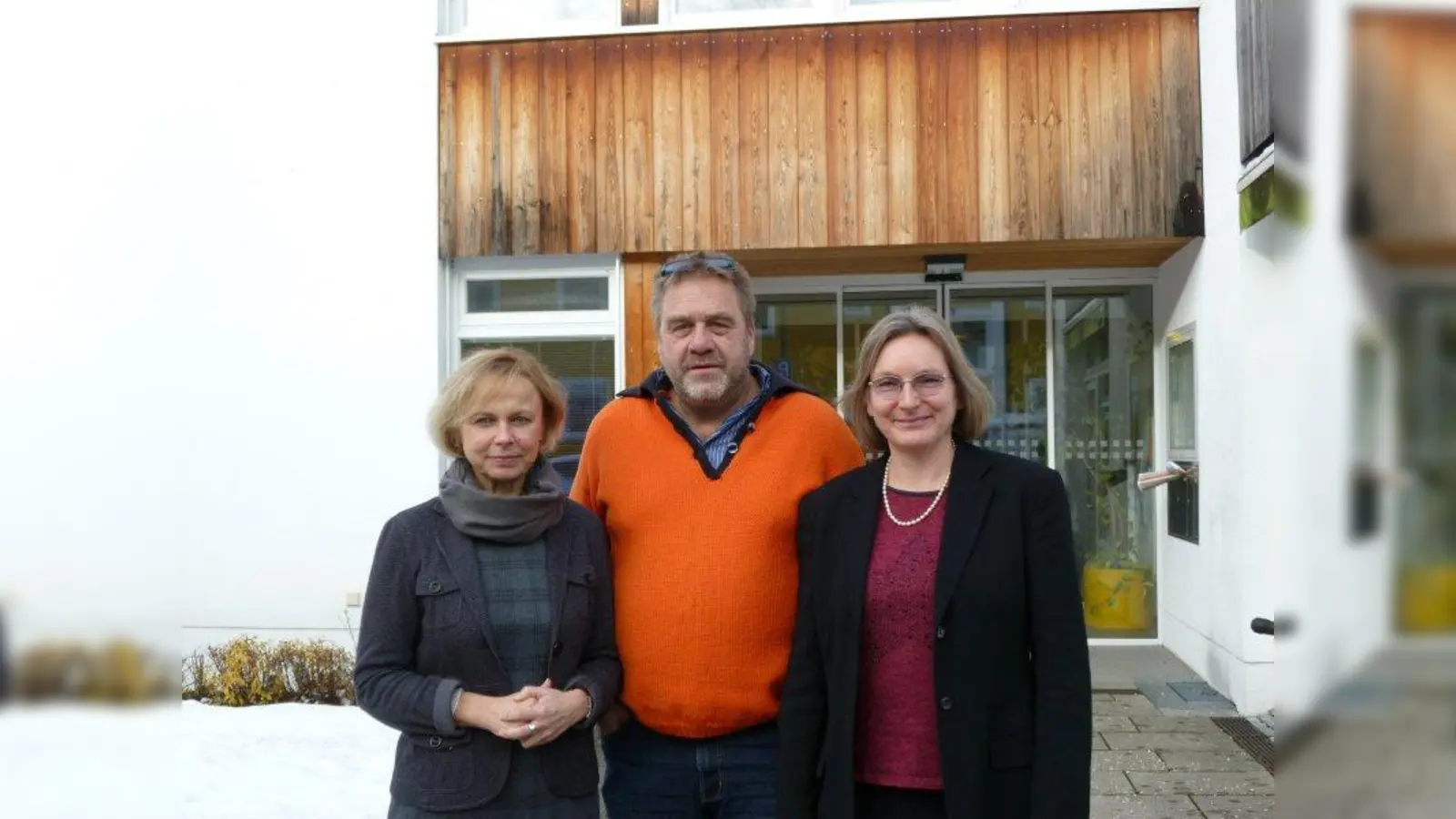 Das Team vom Alten- und Servicezentrum (ASZ) Laim lädt zur großen Geburtstagsfeier ein. Im Bild von links: Stefanie Tischbierek (ASZ-Leiterin), Martin Unger und Tanja von Löchtern. (Foto: kö)