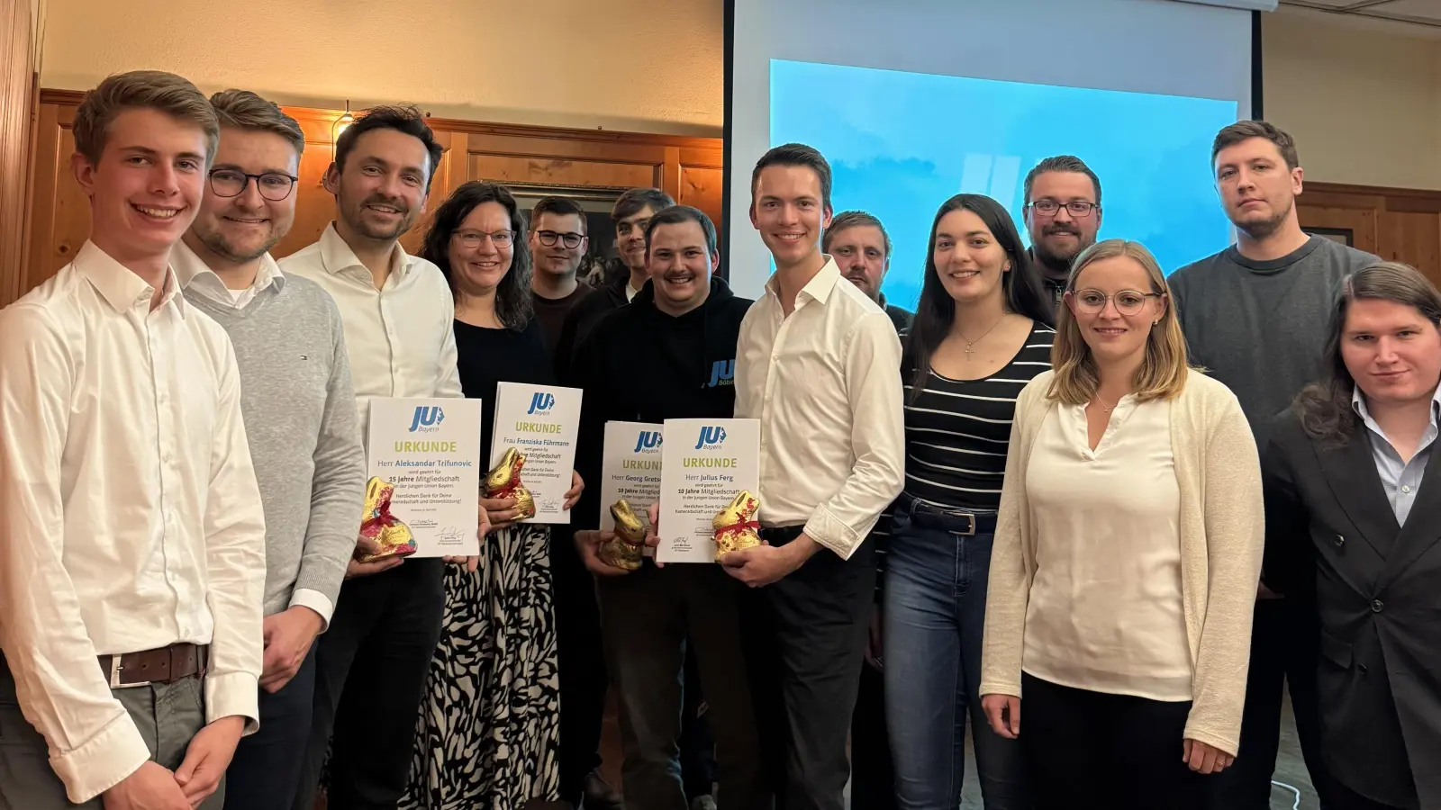 Trafen sich zu den Neuwahlen der JU Weilheim-Schongau (v.l.): Ferdinand Pfeifer, Josef Rohrmoser (JU-Bezirksvorsitzender), Aleksandar Trifunovic, Franziska Führmann, Xaver Winter, Josef Eberle, Georg Gretschmann, Julius Ferg (Kreisvorsitzender), Christian Schauer, Johanna Marx, Florian Kling, Sophia Meyer, Luis Schwarzenbrunner und Rudolf Juergens. (Foto: JU)