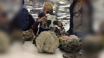 Großes schon im Kleinen Erkennen - Junge Forscher im Reich der Kristalle. (Foto: VA)