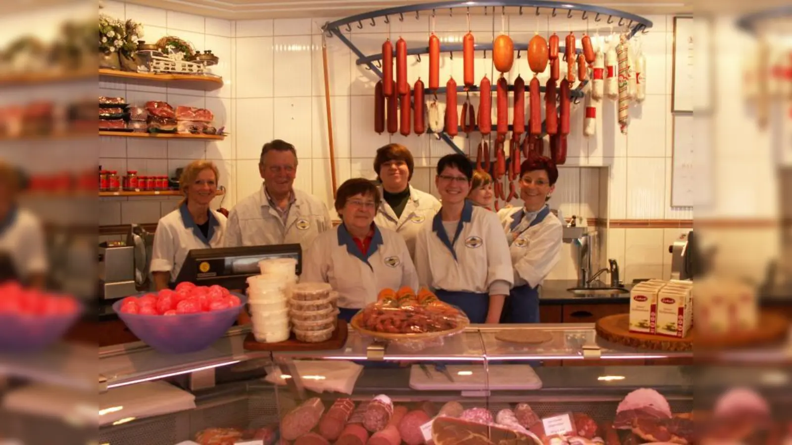 Prämierte Qualität und freundlichen Service bieten Horst-Günter Probst und  Eva Probst (hinten) mit ihrem Team. (Foto: Foto: T.Birkenfeld)