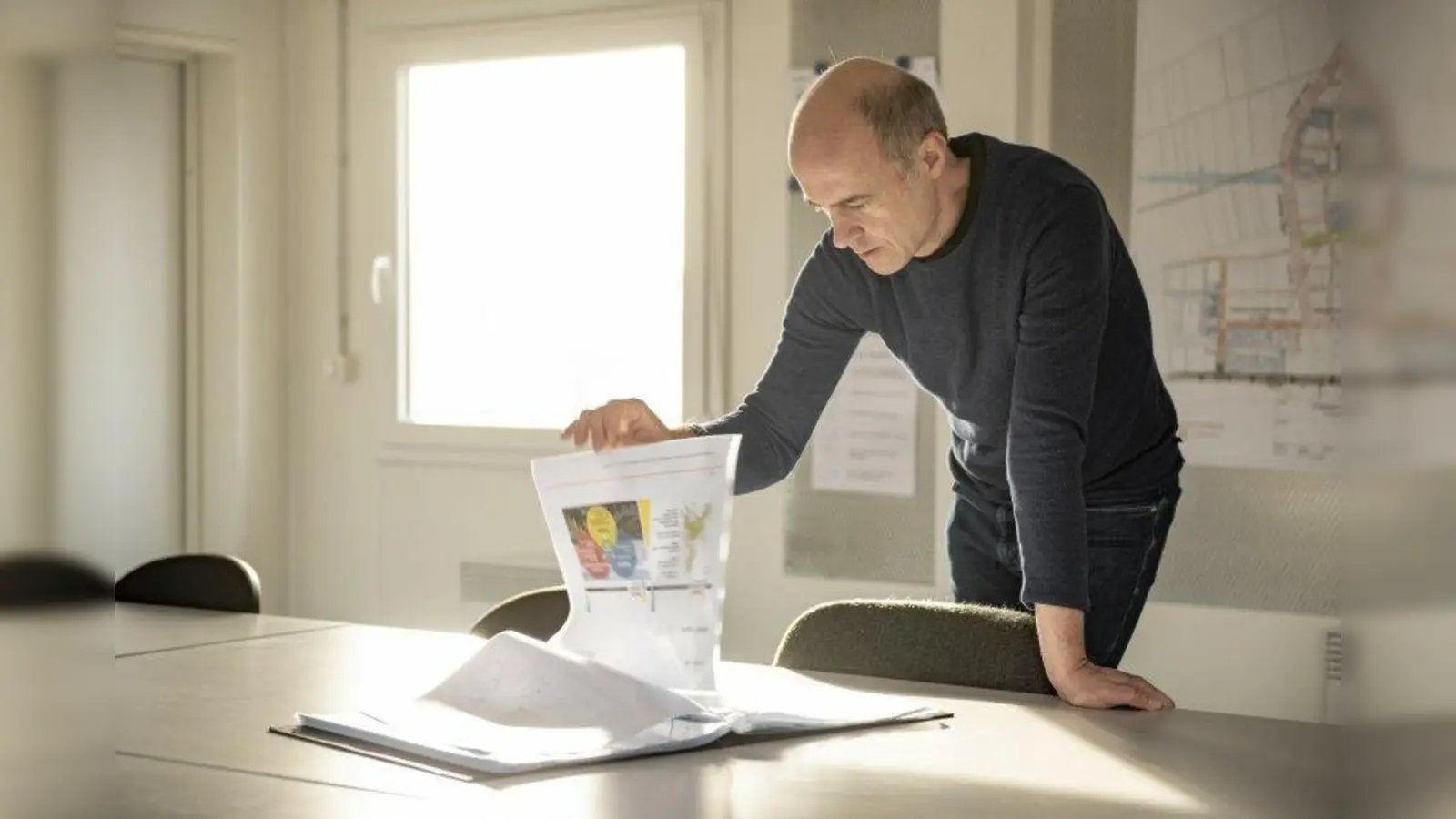 Reinhold Petrich wählt die Informationen für die Outdoor-Ausstellung aus. (Foto: MGS/Jonas Nefzger)