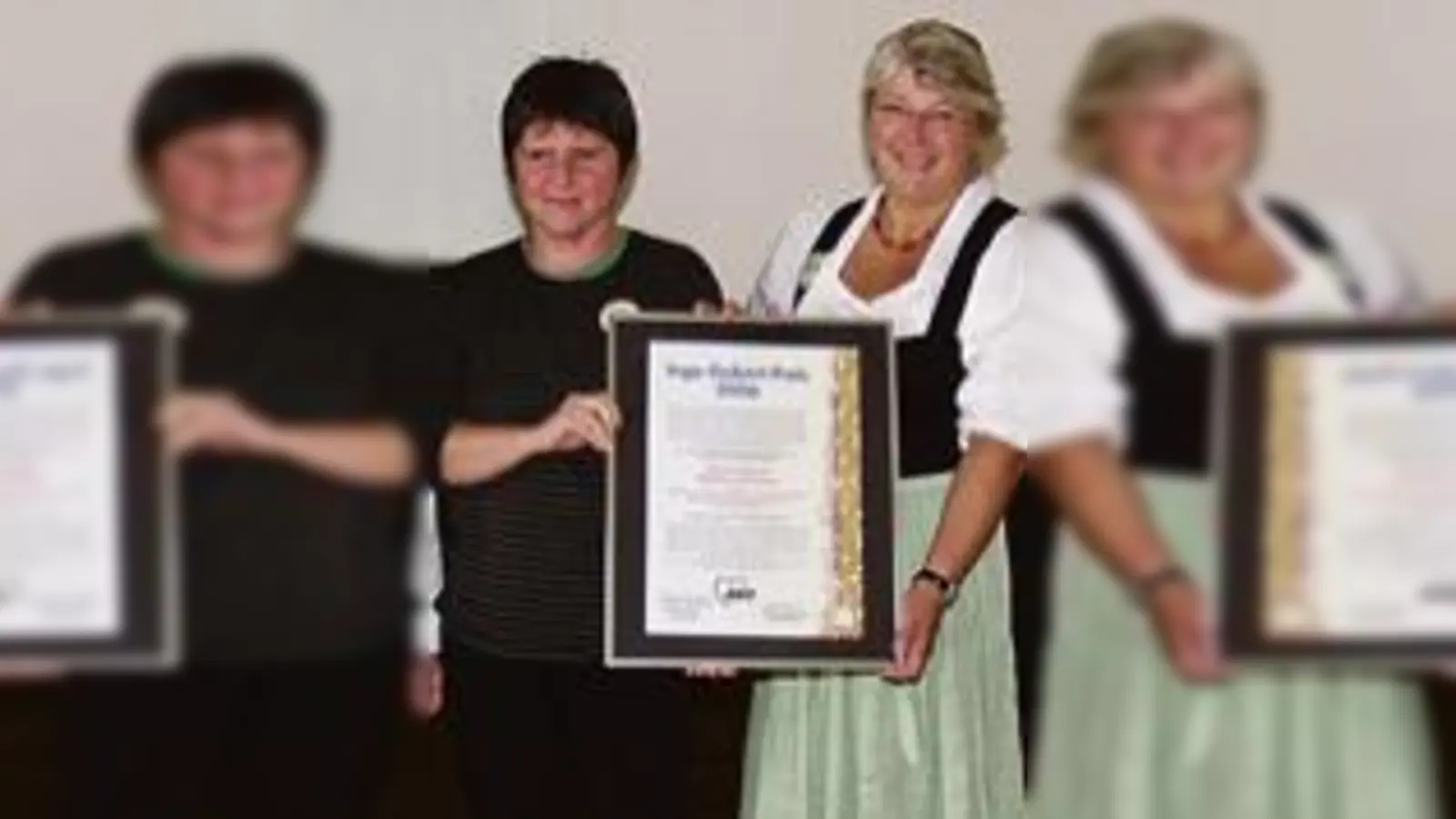 Stadträtin Ulrike Boesser mit den Preisträgerinnen Hannelore Güntner (IMMA) sowie Sibylle Härtl (AMYNA) und Ingrid Simet (v.l.).  (Foto: VA)