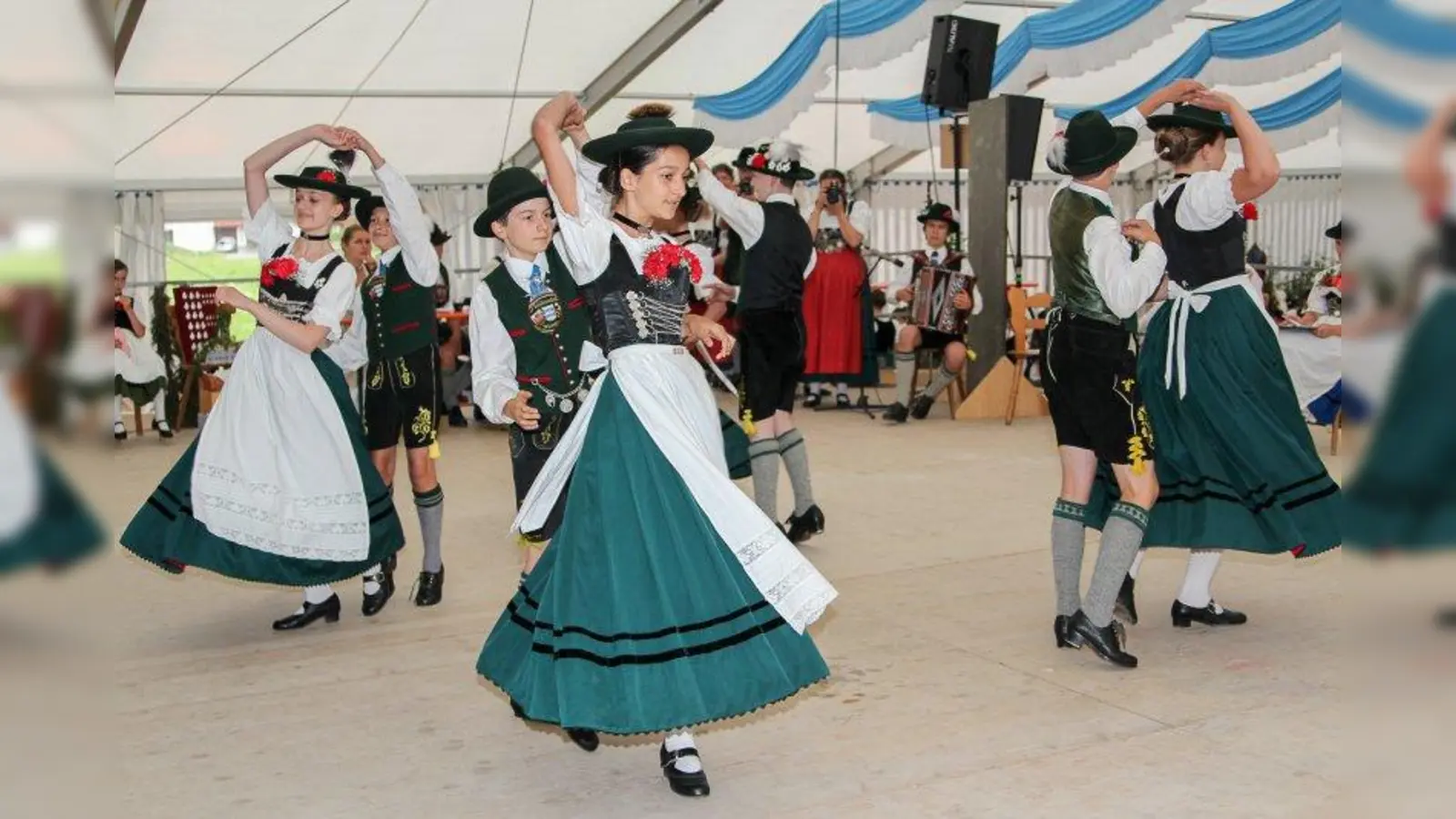 Die Menzinger Jugendgruppe konnte sich über einen dritten Platz beim Gruppenplattln freuen. (Foto: Markus Neumaier)