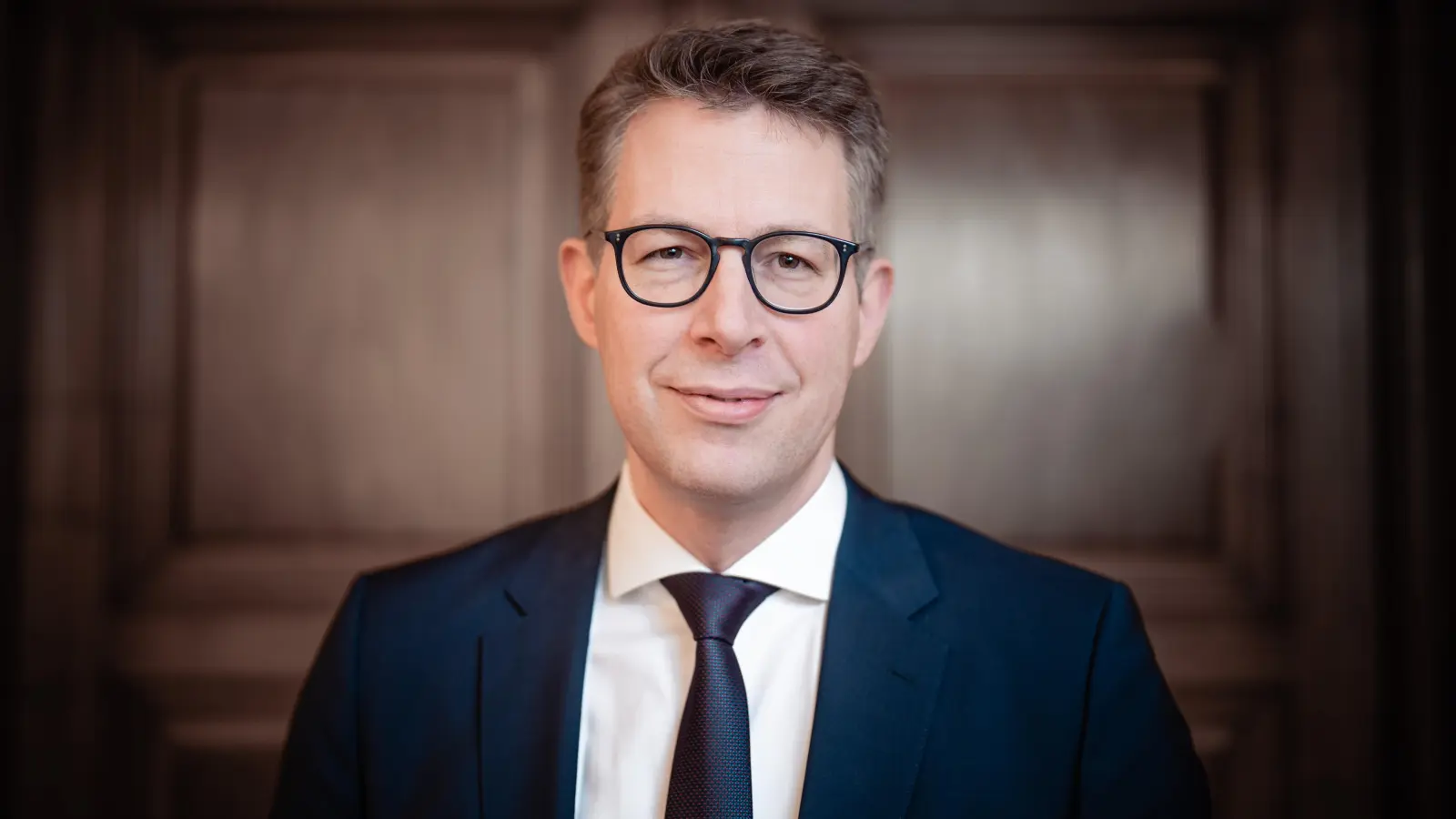 Kunstminister Markus Blume gab die Auszeichnung für die Dachauer Bibliothek bekannt: „Der Bayerische Bibliothekspreismacht ihr herausragendes Engagement sichtbar und würdigt wahre Zukunftsgestalter!” (Foto: Steffen Böttcher)