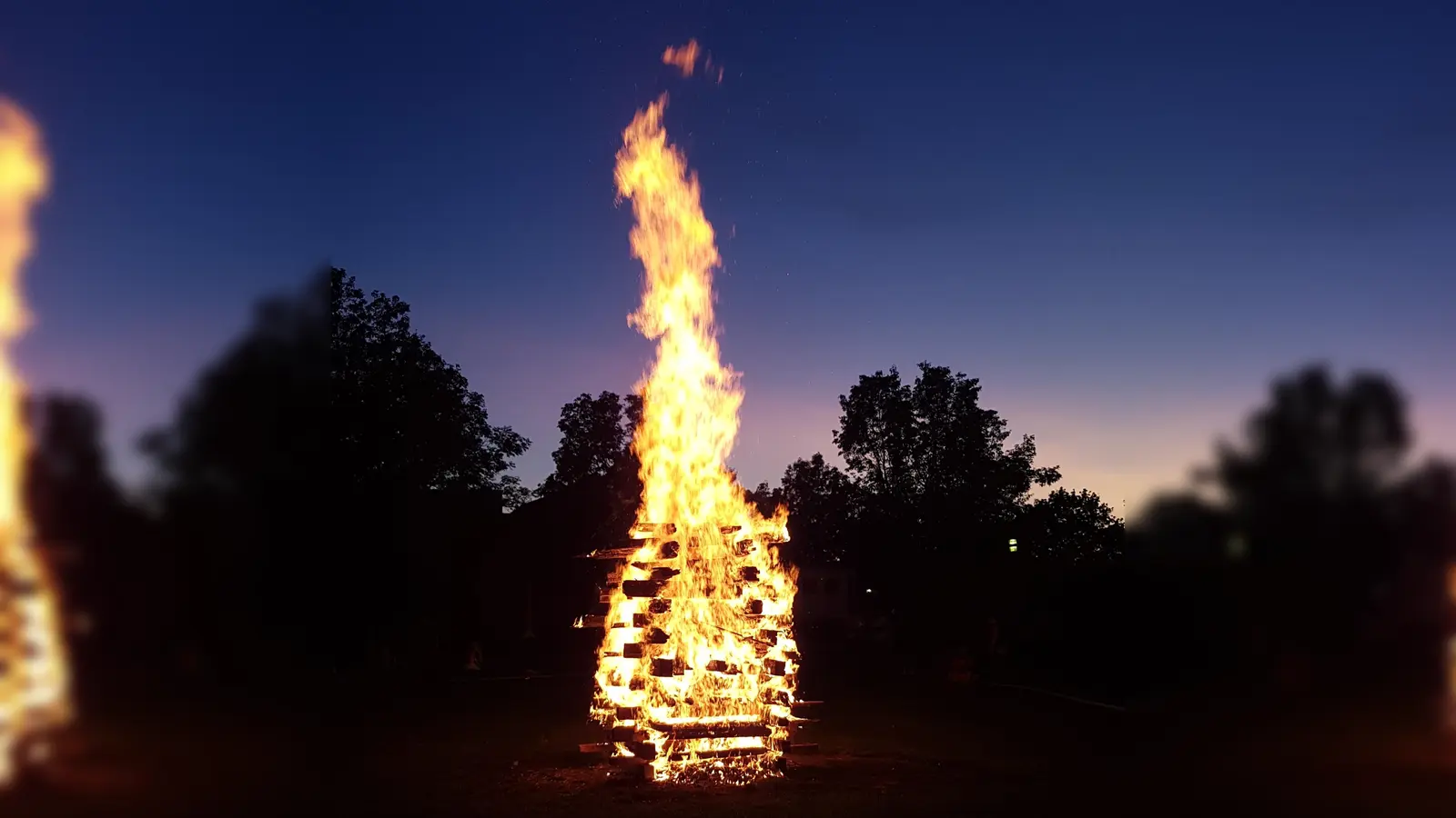 Vom „besten Johannifeuer seit dem Umzug zum Bürgerhaus“ sprach der Plienings Bürgermeister Roland Frick. (Foto: CSU Pliening)