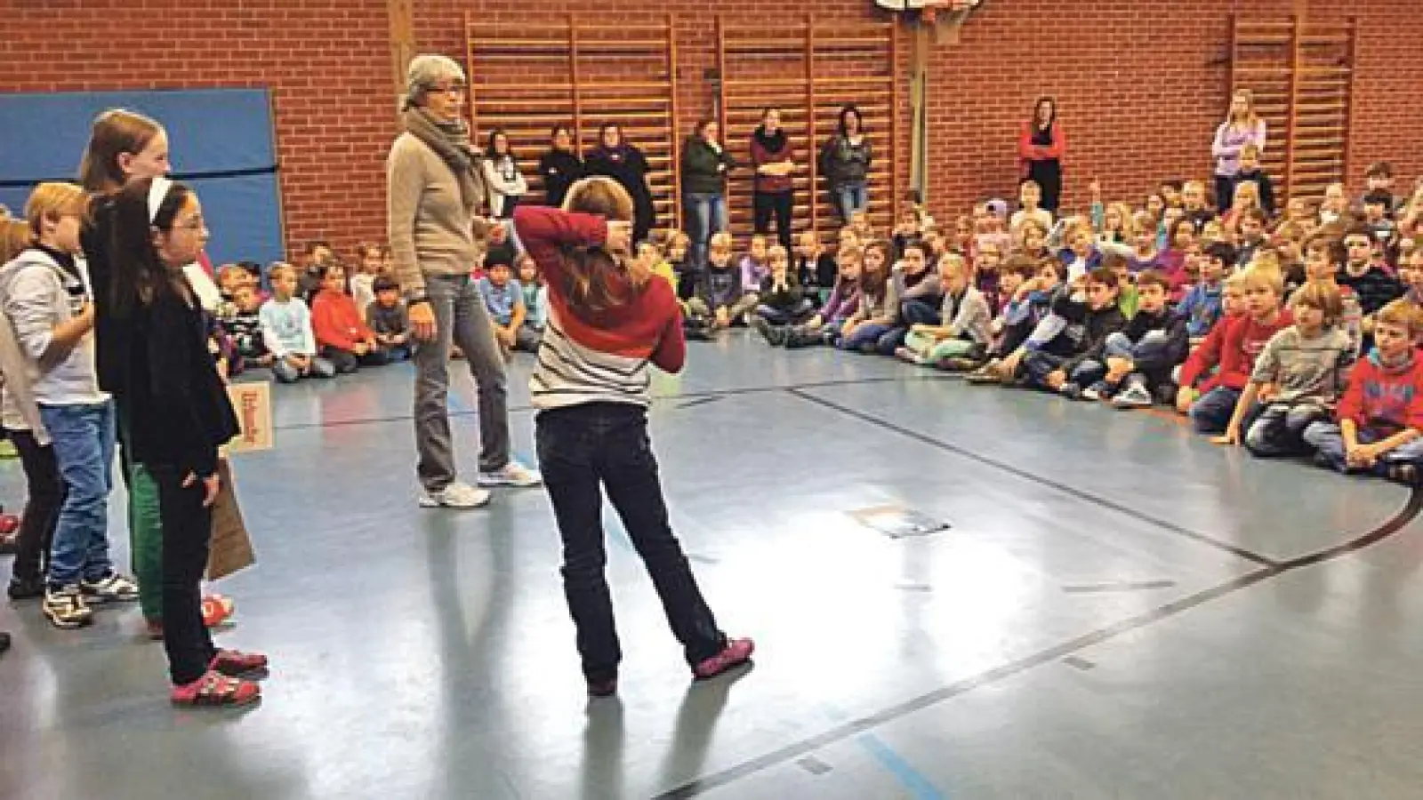 Ende Januar trafen sich die Schüler, Lehrkräfte und Mitarbeiter der Grundschule zur ihrer ersten Versammlung.  (Foto: privat)