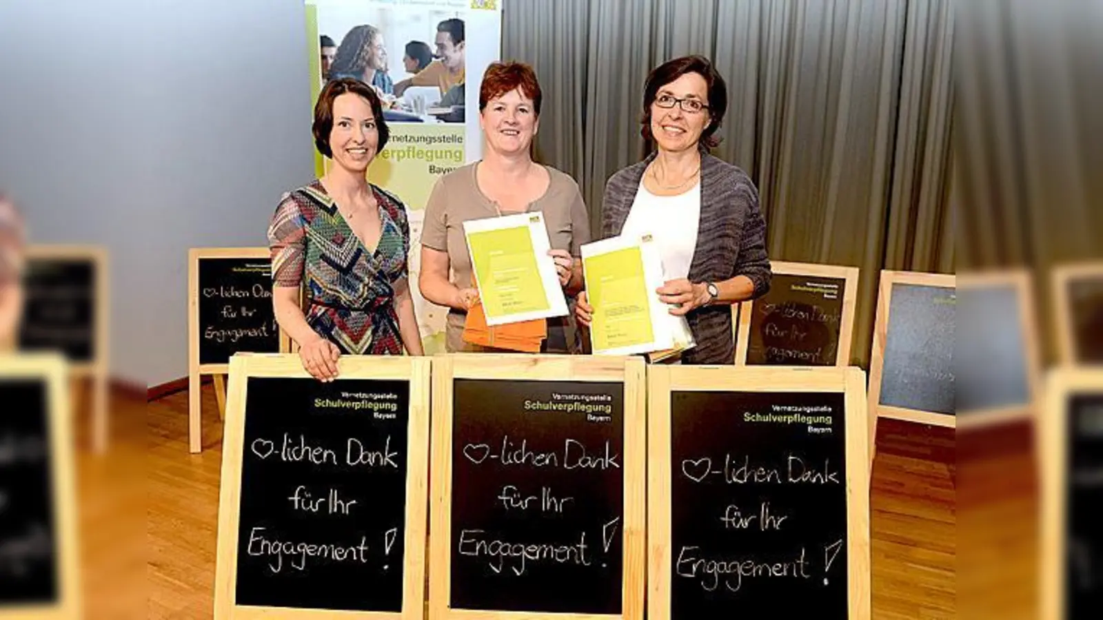 Die Vernetzungsstellen-Leiterin Kristin Mayr (l.) und ihr Schulverpflegungs-Coach Doris Bernhofer (r.) freuen sich mit der Schulleiterin Susanne Böhm (M.) über den erfolgreichen Abschluss des Coaching- Projektes.	  (Foto: AELF Ebersberg)
