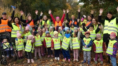 Die Kindergartengruppe des Moosschifferls unterwegs zu einem gemeinsamen Ausflug. (Foto: Stadtwerke Freising)