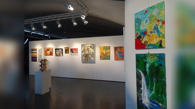 48 Kunstwerke von 33 Künstlerinnen und Künstler entführen in die fantasievolle Welt der Märchen. (Foto: Kulturverein Puchheim)