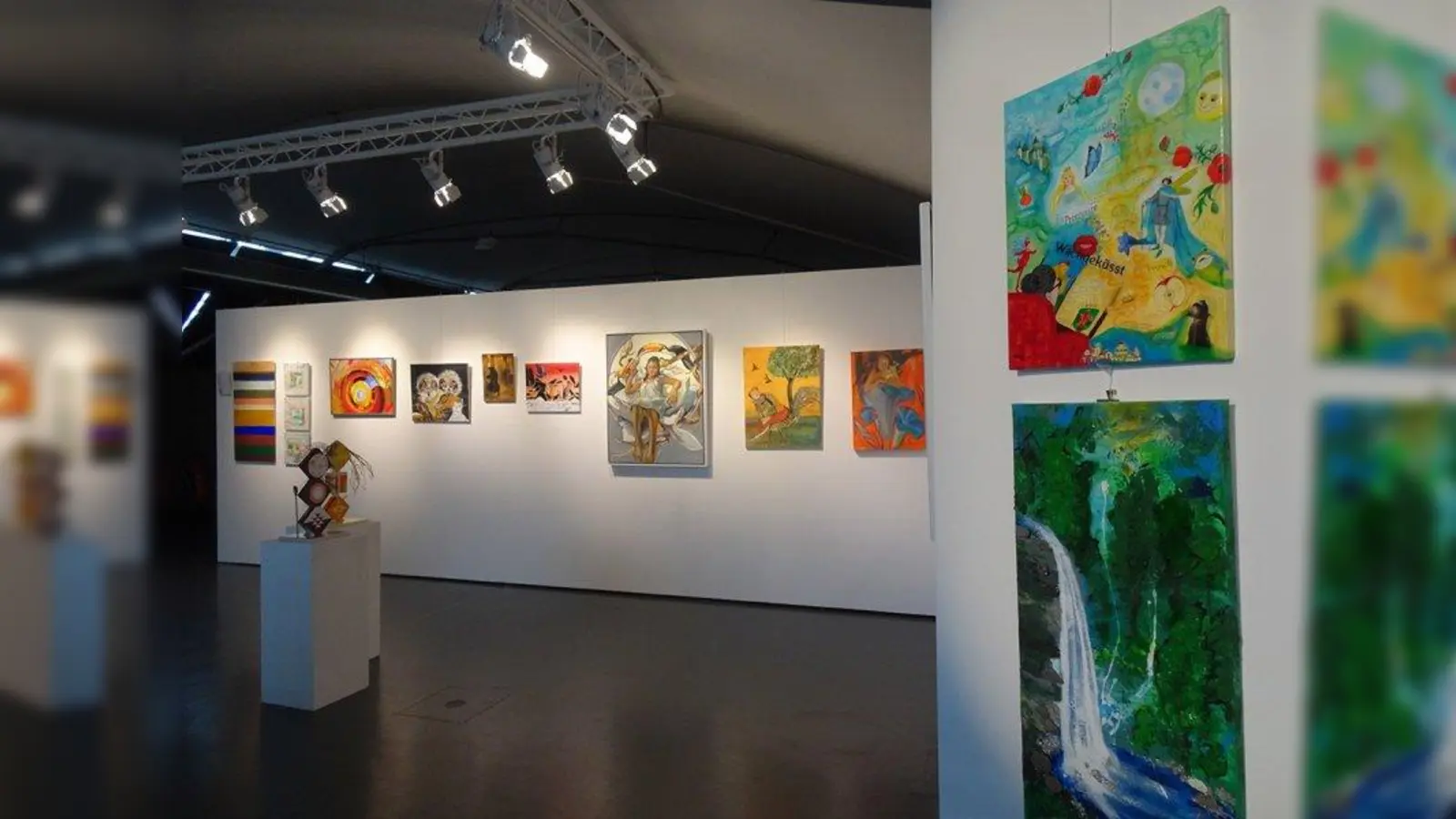 48 Kunstwerke von 33 Künstlerinnen und Künstler entführen in die fantasievolle Welt der Märchen. (Foto: Kulturverein Puchheim)