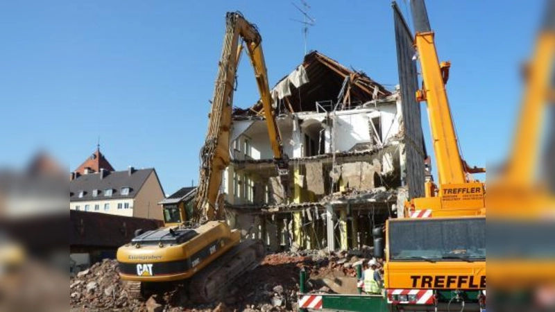Nun musste auch das alte AOK-Gebäude in der Bäckerstraße dem neuen Stadtbild Pasings weichen. Das neue Gebäude soll fristgemäß 2011 eröffnet werden. (Foto: privat)