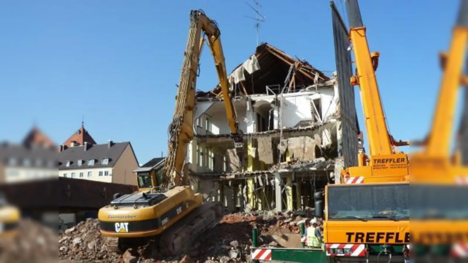 Nun musste auch das alte AOK-Gebäude in der Bäckerstraße dem neuen Stadtbild Pasings weichen. Das neue Gebäude soll fristgemäß 2011 eröffnet werden. (Foto: privat)