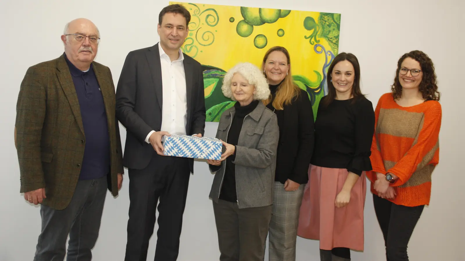 Sie übergaben die Spende für die Mütter und Kinder (von links): Reinhold Wirthl (Bezirksausschuss Münchner Süden), CSU-Vorsitzender Georg Eisenreich, Elke Pitzer (Bereichsleiterin Haus Debora), Silke Mann (Einrichtungsleiterin Guter Hirte St. Gabriel), Stadträtin Veronika Mirlach und Magdalena van Laak (Gruppenleiterin Haus Debora). (Foto: job)