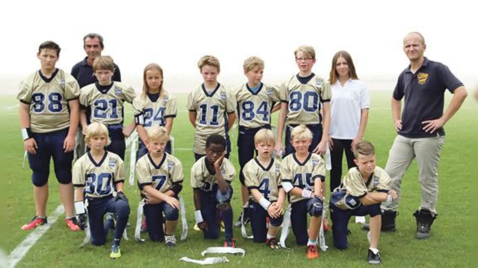 Sichtlich enttäuschte Spieler und Coaches der U13 Flag Bulls nach dem verlorenen Halbfinale.	 (Foto: Marc Kröner)
