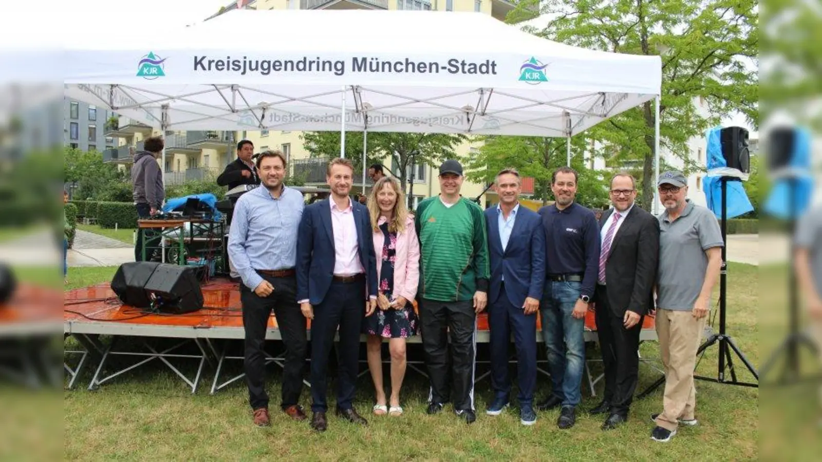 Trotzten dem Regen und kamen gut gelaunt zum Sommerfest im Arnulfpark: v.l. Moderator Thomas Neuberger (Bezirksausschuss Neuhausen-Nymphenburg), Dietmar Eglauer (PWC-PriceWaterhouseCoopers), Sabine Ullrich (Leiterin Nachbarschaftstreff Arnulfpark), Wieland Holfelder (Google), Konrad Meyer (Ernst &amp; Young), Christian Wiedemann (Citadines Apart´Hotel Arnulfpark), Jochen Fuchs (Ibis/Novotel) und Johannes Seiser (Verein für Sozialarbeit e.V.). (Foto: sb)