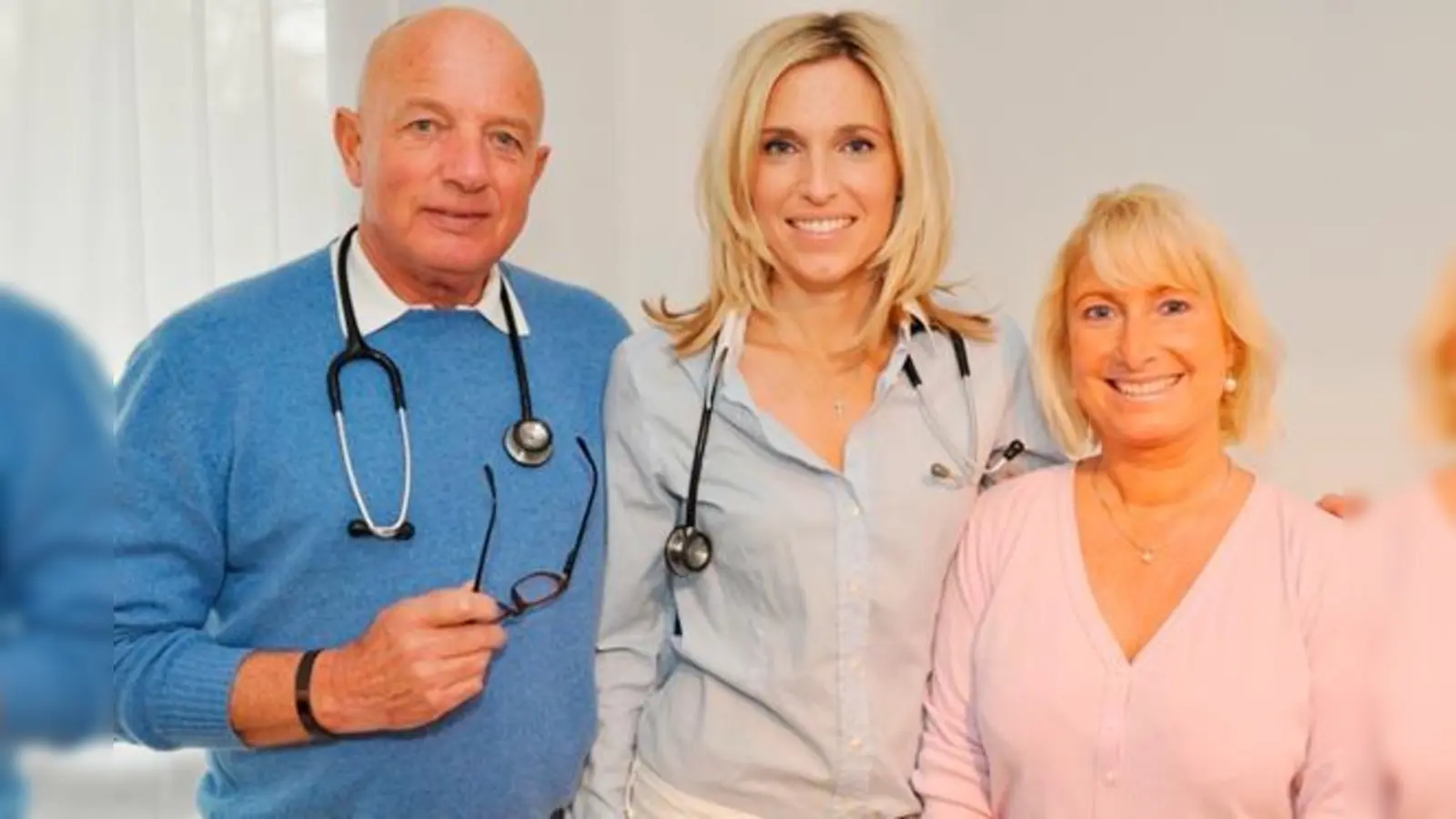 Dr. med. Gerhard Hampel zusammen mit seiner Tochter und Nachfolgerin Dr. med Isabel Fechner sowie Arzthelferin Manuela Kick.  (Foto: privat)