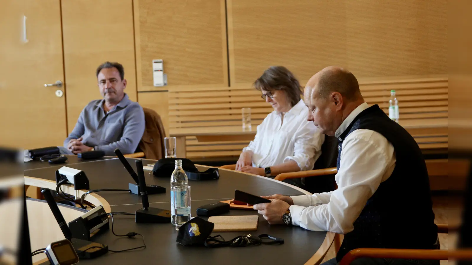 Mit offenen Karten: Philipp Pollems und Stephanie Hamberger vom Musikschule-Vorstand und Bürgermeister Hermann Nafziger (von links) erläuterten die aktuelle Situation der Musikschule Planegg-Krailling und gaben Lösungsvorschläge für ein besseres Arbeiten. (Foto: us)