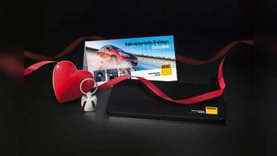Tolle Idee zu Weihnachten: Ein Gutschein mit Geschenkbox für ein <br>ADAC Fahrsicherheits-Training. (Foto: ADAC)