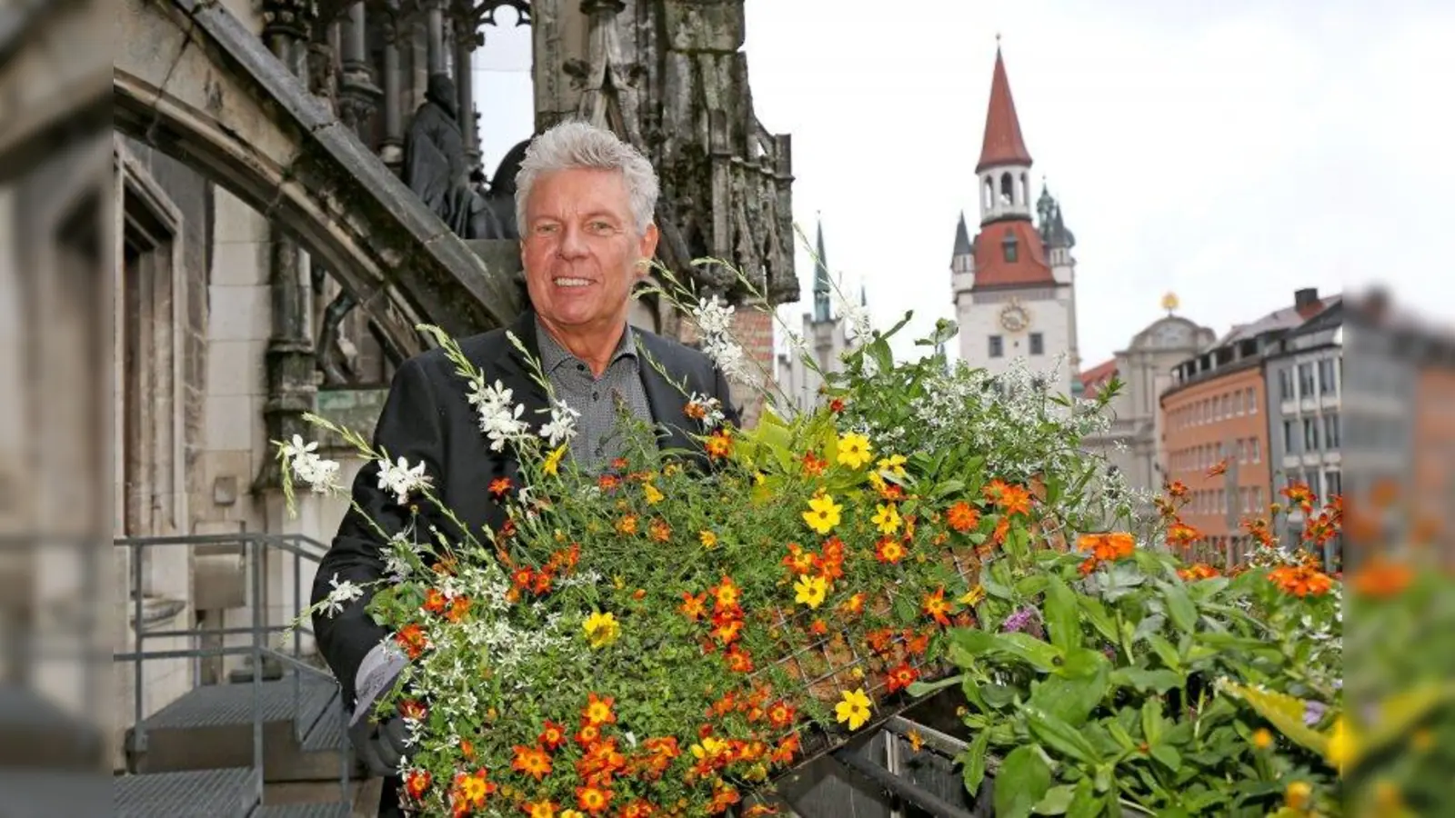 Münchens Oberbürgermeister Dieter Reiter hofft auf viele Stadtbienen beim Rathaus. (Foto: Michael Nagy/Presseamt München)